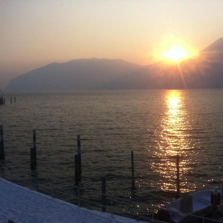 In Riva Al Lago Di Iseo Dependance Primo Piano Marone Buitenkant foto
